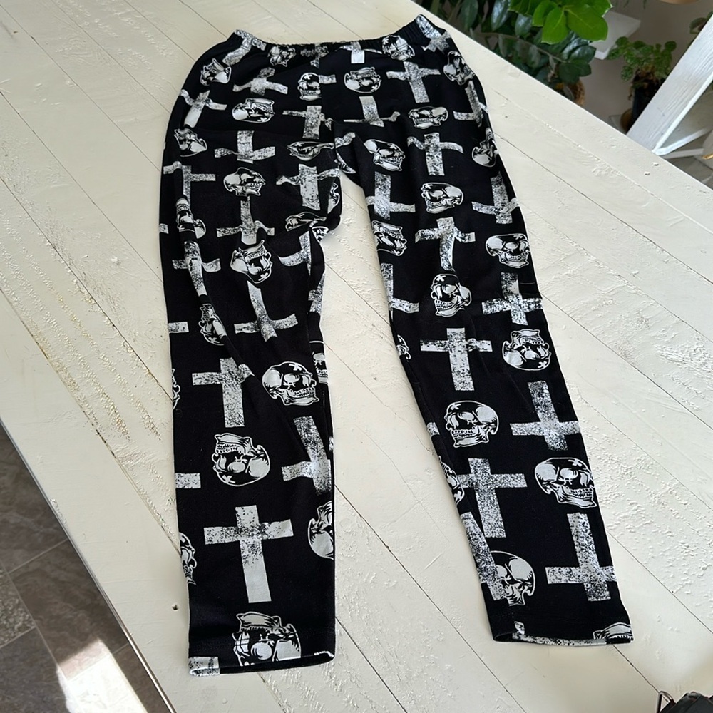Skull and cross leggings 92% paster 8% spandex, one size black and white